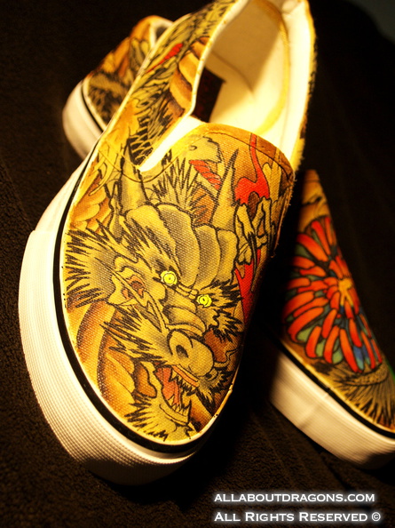 0953-japanese_dragon_tattoo_shoes2_by_damndirtyangel-d35cepl.jpg